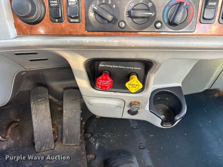 image for item ES8524 2009 Peterbilt 388 Truck tractor