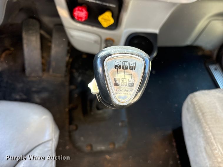 image for item ES8524 2009 Peterbilt 388 Truck tractor