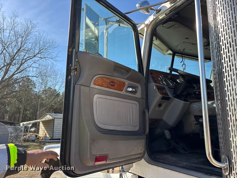 image for item ES8524 2009 Peterbilt 388 Truck tractor