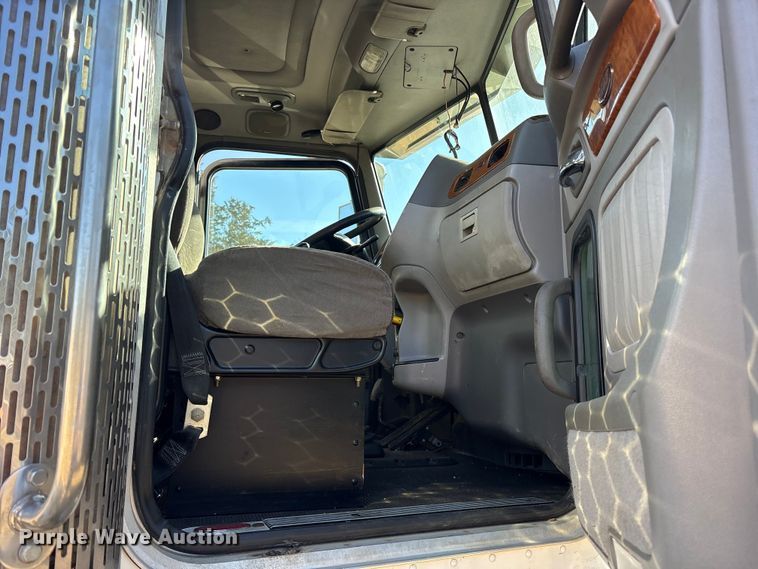 image for item ES8524 2009 Peterbilt 388 Truck tractor