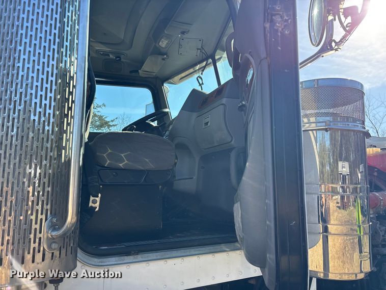 image for item ES8524 2009 Peterbilt 388 Truck tractor