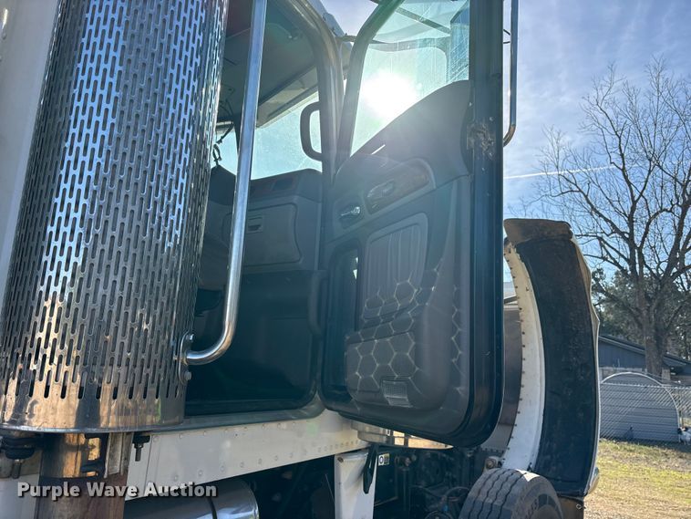 image for item ES8524 2009 Peterbilt 388 Truck tractor