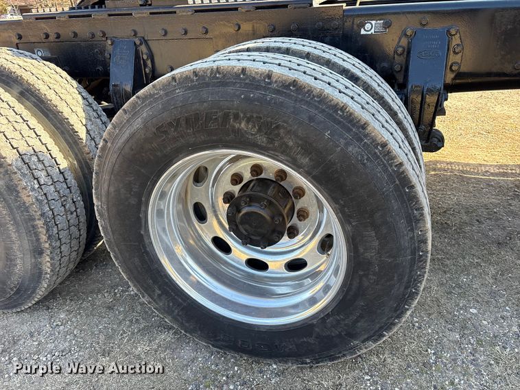 image for item ES8524 2009 Peterbilt 388 Truck tractor