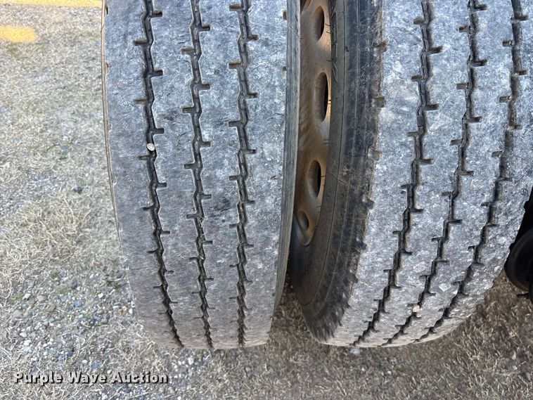 image for item ES8524 2009 Peterbilt 388 Truck tractor