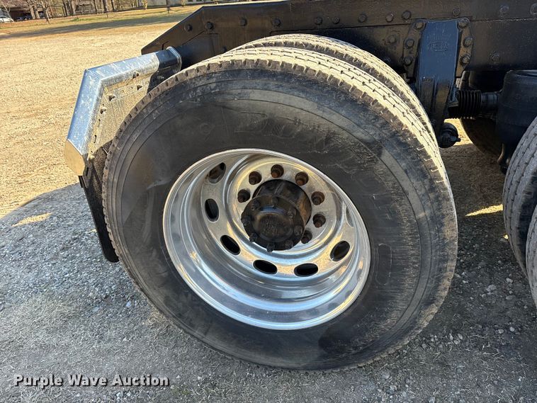 image for item ES8524 2009 Peterbilt 388 Truck tractor