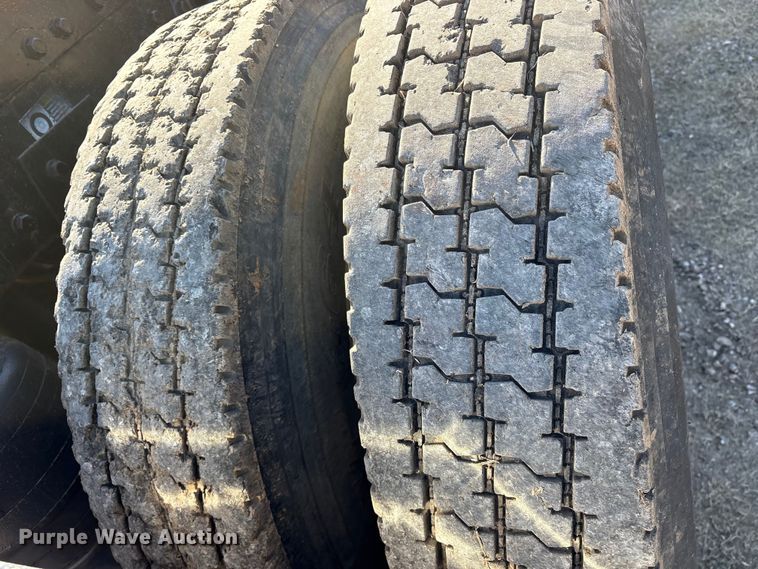 image for item ES8524 2009 Peterbilt 388 Truck tractor