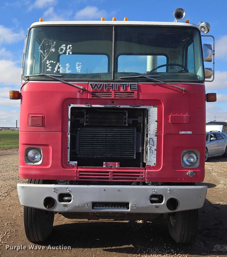 image for item ET1157 1978 White Motor Corporation Road Commander 2 truck cab and chassis