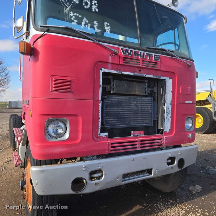 image for item ET1157 1978 White Motor Corporation Road Commander 2 truck cab and chassis