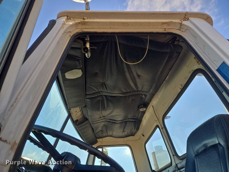 image for item ET1157 1978 White Motor Corporation Road Commander 2 truck cab and chassis