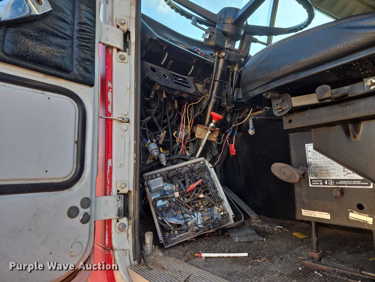 image for item ET1157 1978 White Motor Corporation Road Commander 2 truck cab and chassis