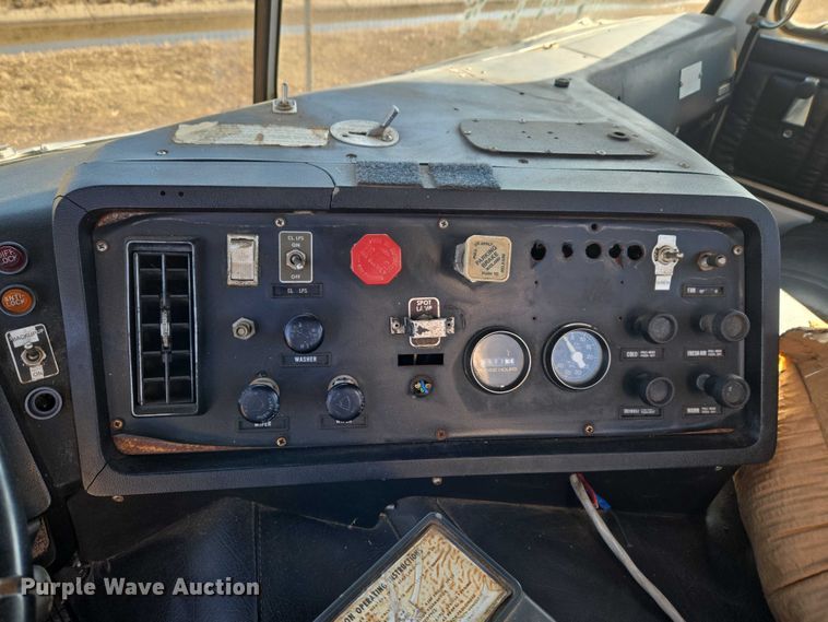 image for item ET1157 1978 White Motor Corporation Road Commander 2 truck cab and chassis