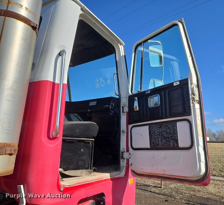 image for item ET1157 1978 White Motor Corporation Road Commander 2 truck cab and chassis