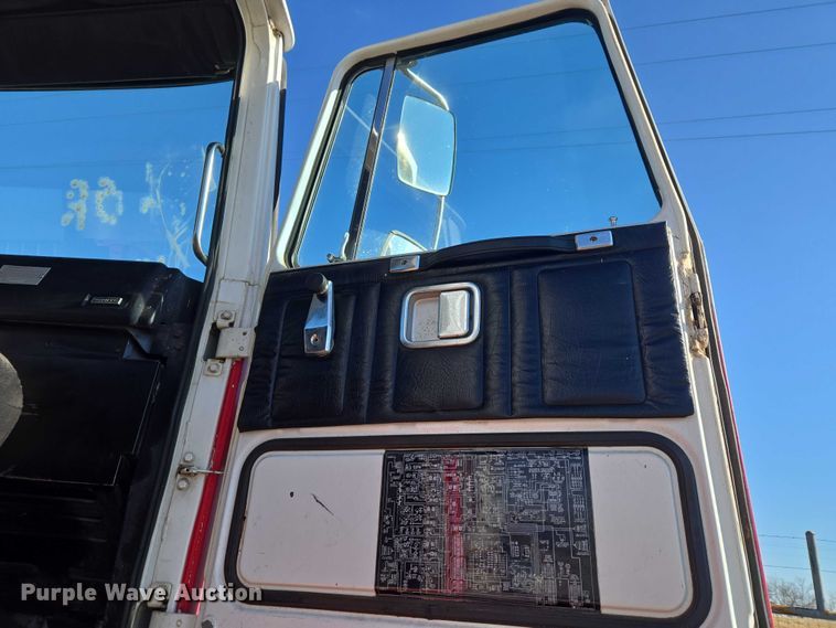 image for item ET1157 1978 White Motor Corporation Road Commander 2 truck cab and chassis