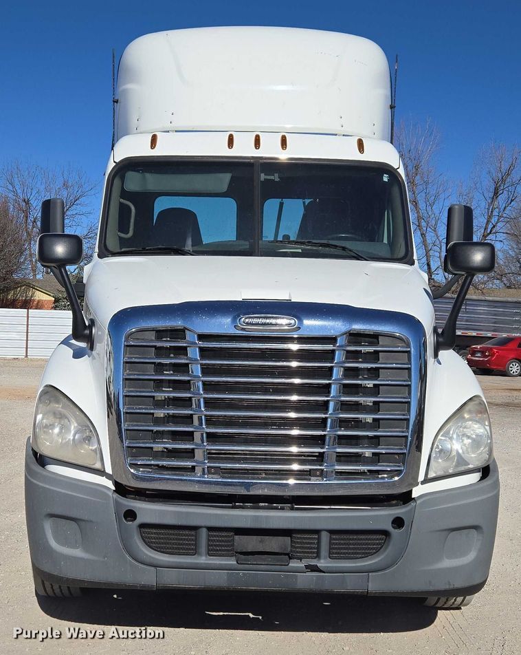 image for item ET1171 2017 Freightliner Cascadia semi truck