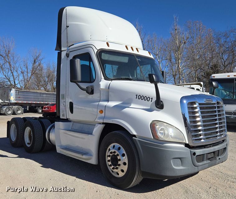 image for item ET1171 2017 Freightliner Cascadia semi truck