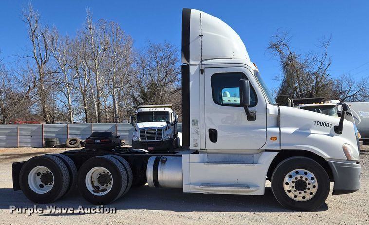 image for item ET1171 2017 Freightliner Cascadia semi truck