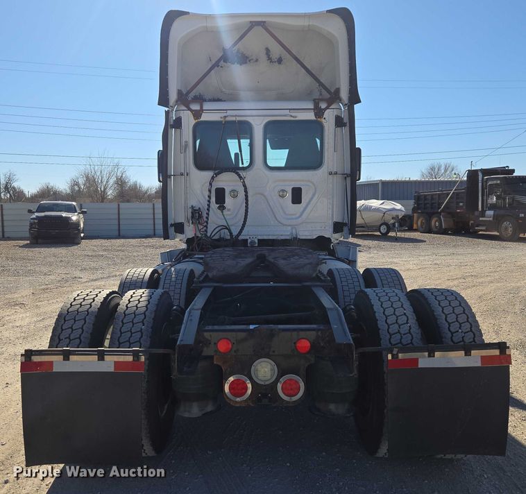 image for item ET1171 2017 Freightliner Cascadia semi truck