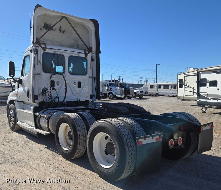 image for item ET1171 2017 Freightliner Cascadia semi truck