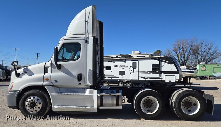 image for item ET1171 2017 Freightliner Cascadia semi truck