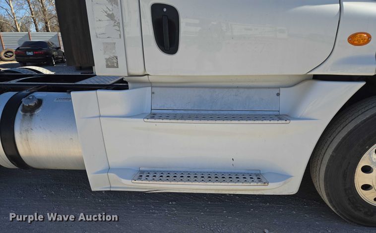 image for item ET1171 2017 Freightliner Cascadia semi truck