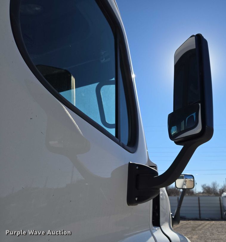 image for item ET1171 2017 Freightliner Cascadia semi truck