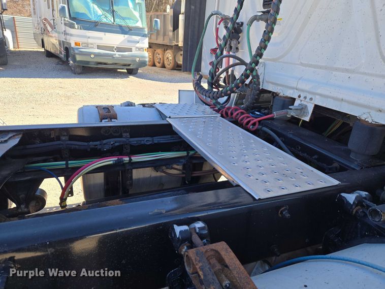 image for item ET1171 2017 Freightliner Cascadia semi truck