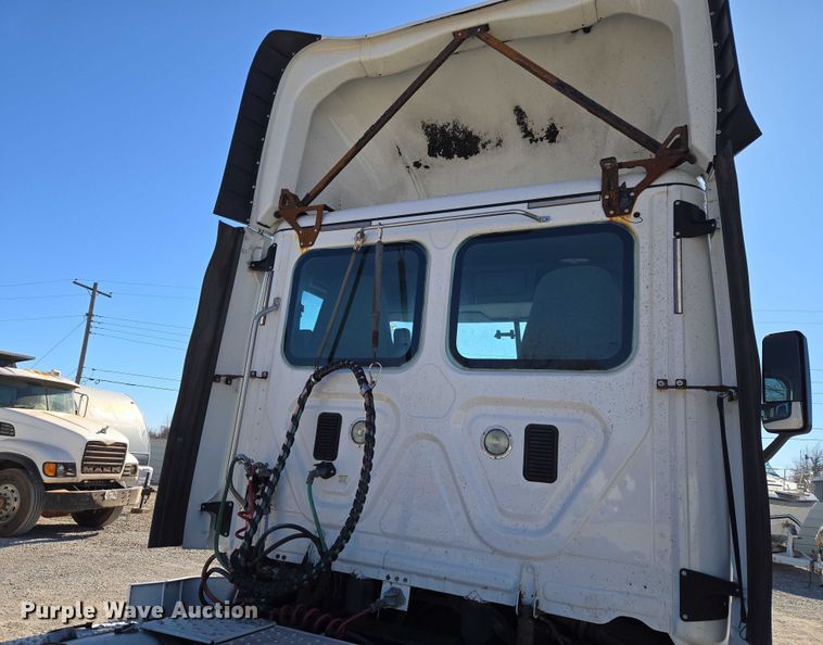 image for item ET1171 2017 Freightliner Cascadia semi truck