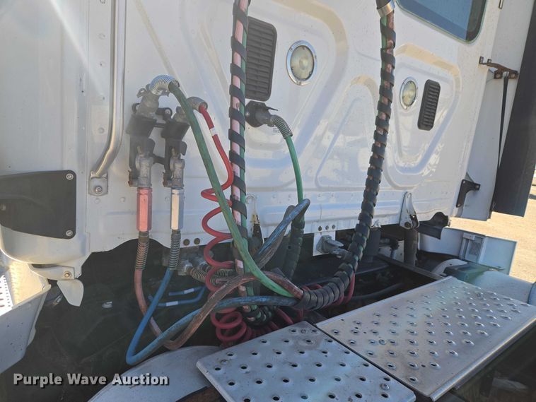 image for item ET1171 2017 Freightliner Cascadia semi truck