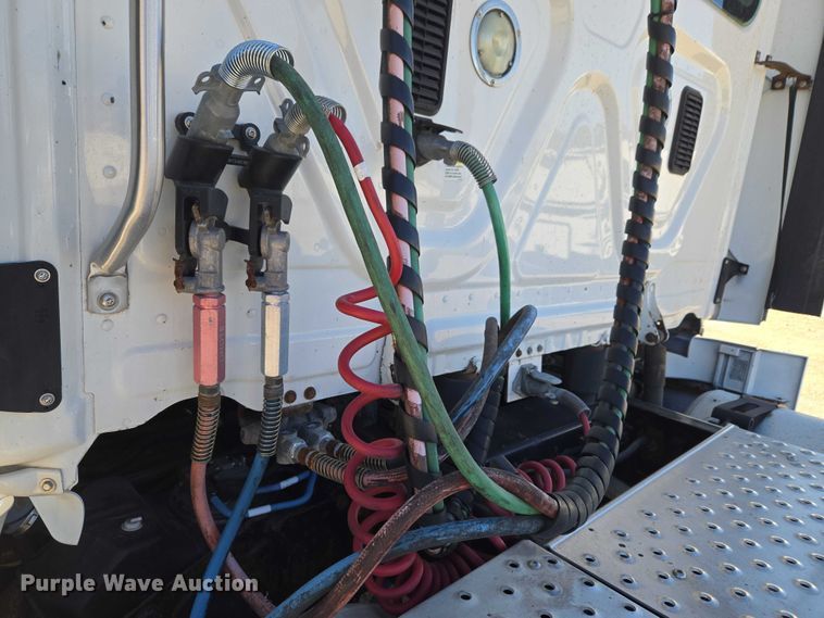 image for item ET1171 2017 Freightliner Cascadia semi truck