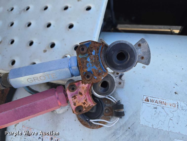 image for item ET1171 2017 Freightliner Cascadia semi truck