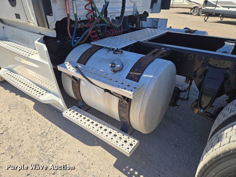 image for item ET1171 2017 Freightliner Cascadia semi truck