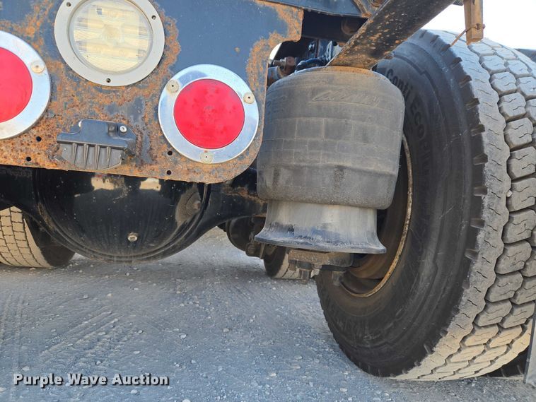 image for item ET1171 2017 Freightliner Cascadia semi truck