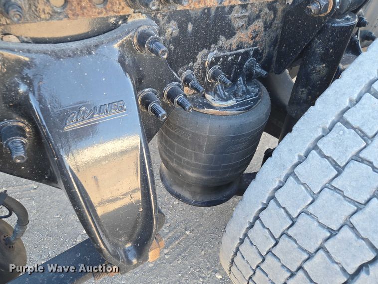 image for item ET1171 2017 Freightliner Cascadia semi truck