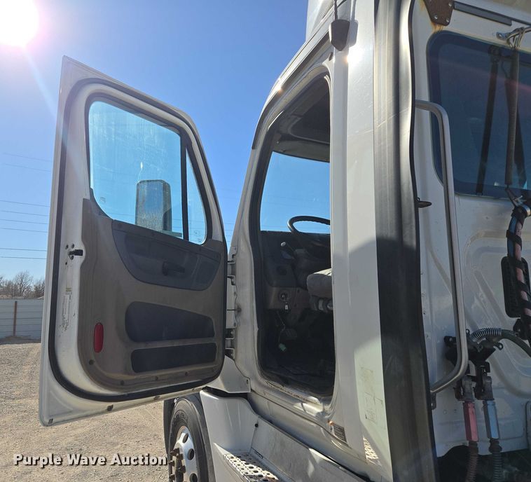 image for item ET1171 2017 Freightliner Cascadia semi truck