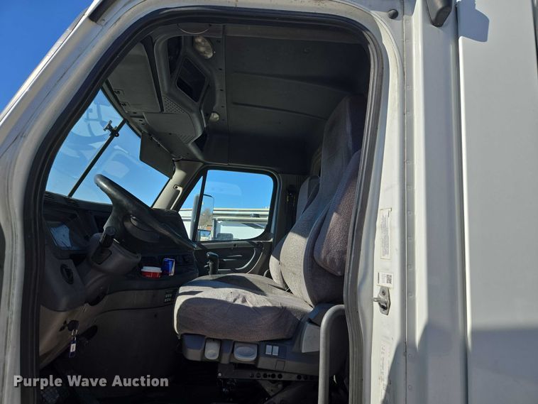 image for item ET1171 2017 Freightliner Cascadia semi truck