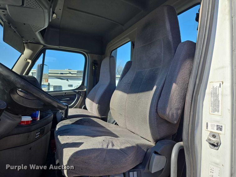 image for item ET1171 2017 Freightliner Cascadia semi truck