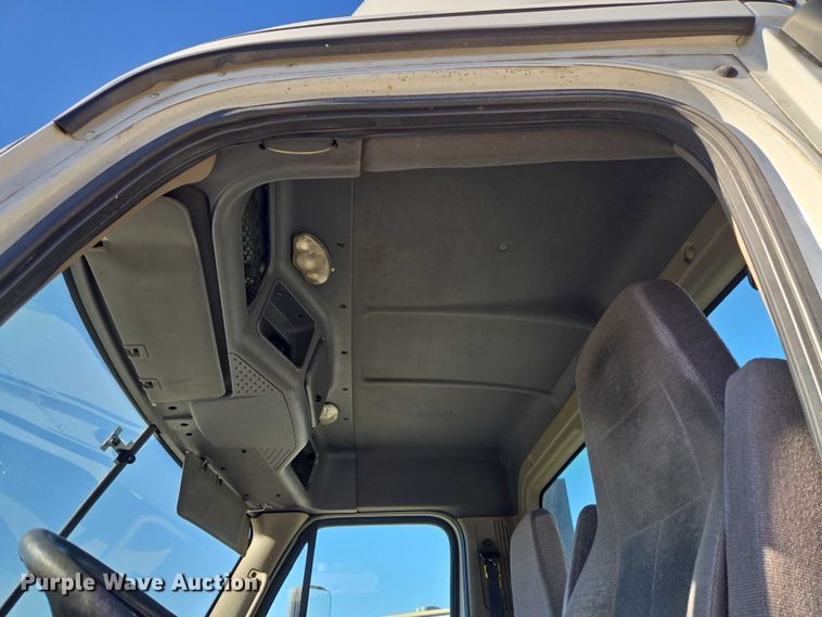 image for item ET1171 2017 Freightliner Cascadia semi truck