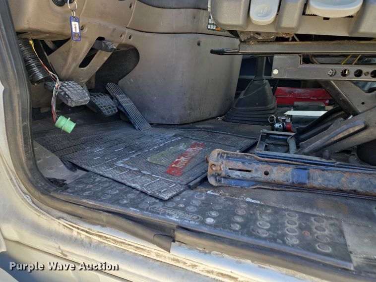 image for item ET1171 2017 Freightliner Cascadia semi truck