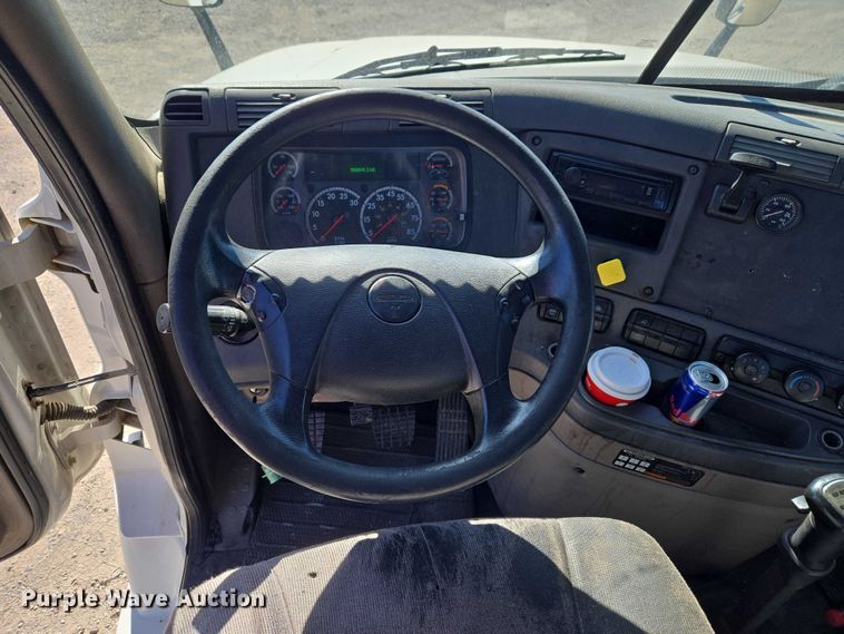 image for item ET1171 2017 Freightliner Cascadia semi truck