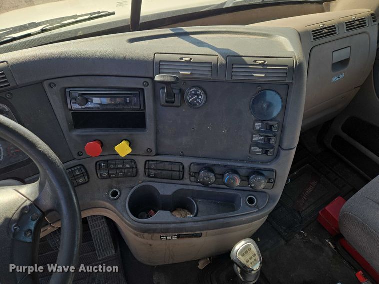 image for item ET1171 2017 Freightliner Cascadia semi truck