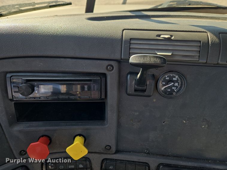 image for item ET1171 2017 Freightliner Cascadia semi truck