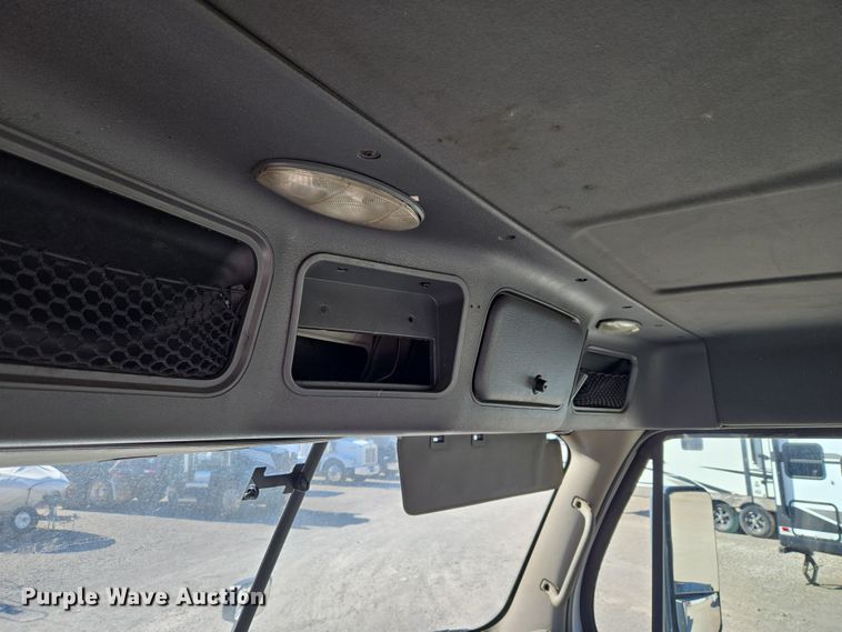 image for item ET1171 2017 Freightliner Cascadia semi truck