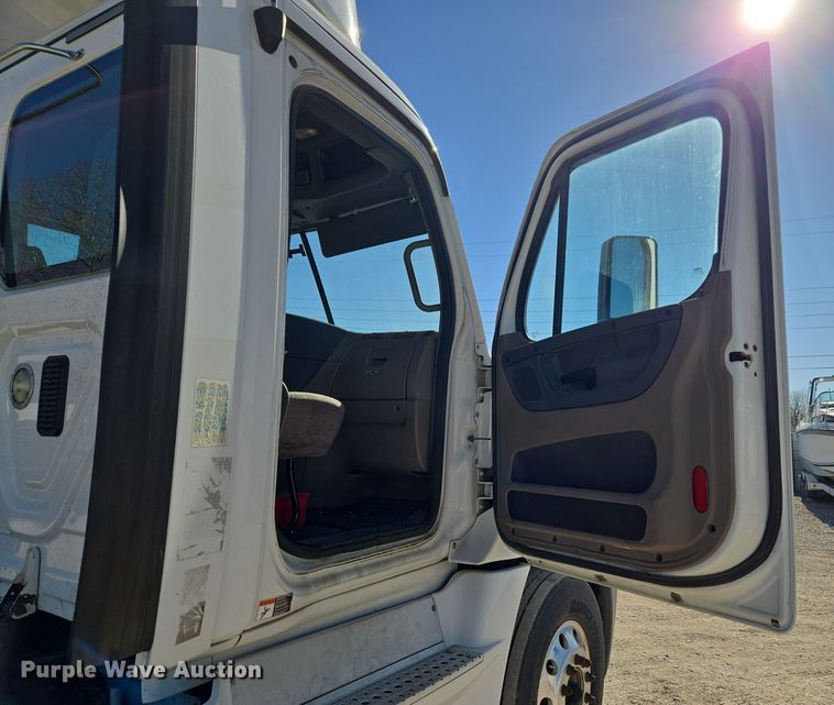 image for item ET1171 2017 Freightliner Cascadia semi truck