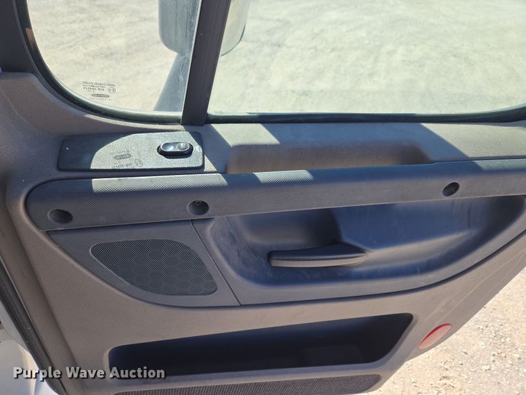 image for item ET1171 2017 Freightliner Cascadia semi truck