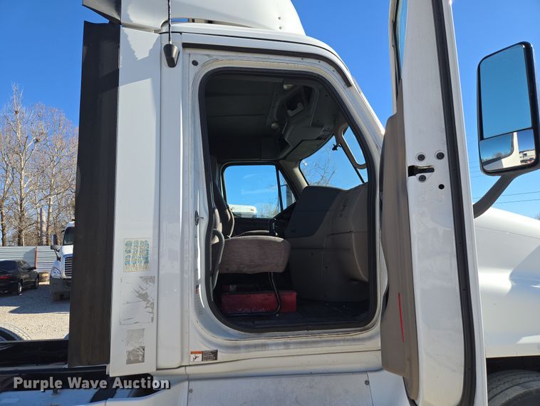 image for item ET1171 2017 Freightliner Cascadia semi truck