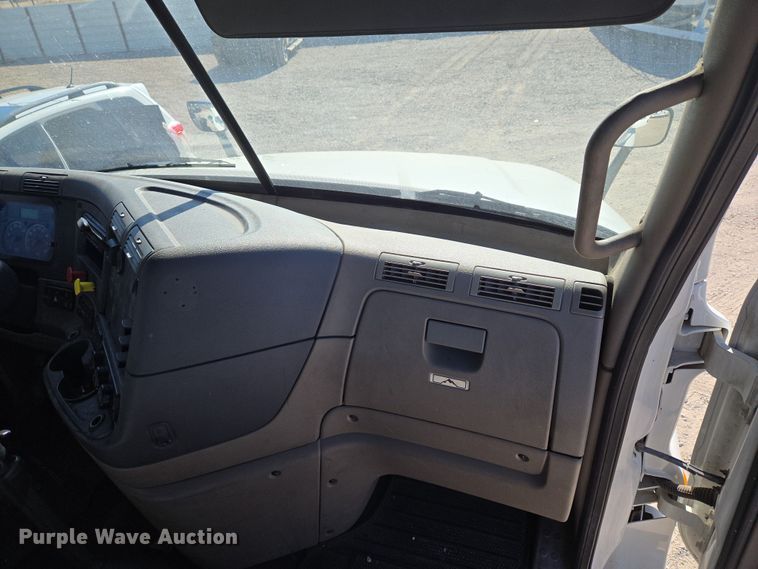 image for item ET1171 2017 Freightliner Cascadia semi truck