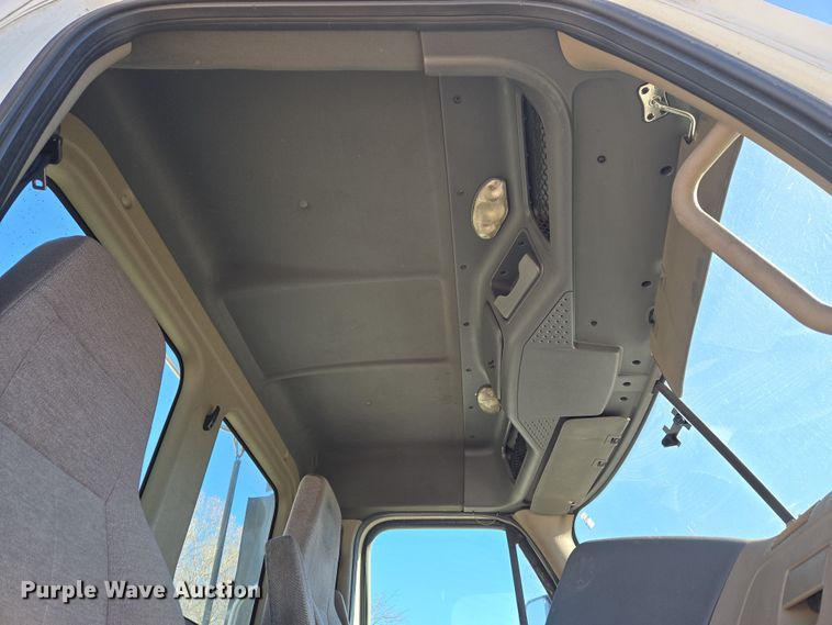 image for item ET1171 2017 Freightliner Cascadia semi truck