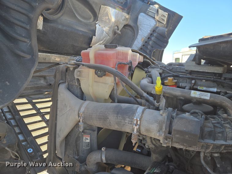 image for item ET1171 2017 Freightliner Cascadia semi truck