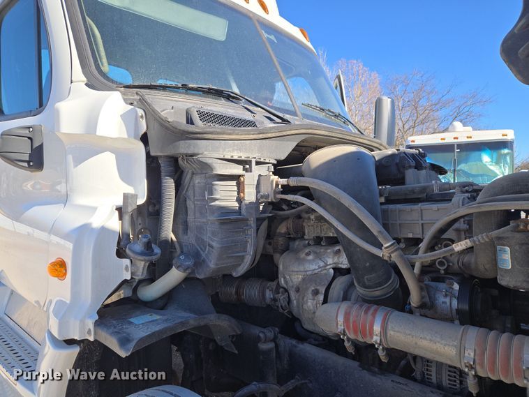 image for item ET1171 2017 Freightliner Cascadia semi truck