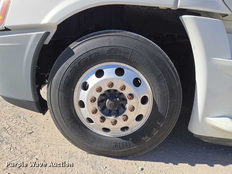 image for item ET1171 2017 Freightliner Cascadia semi truck